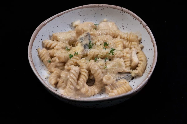 Паста с курицей и грибами