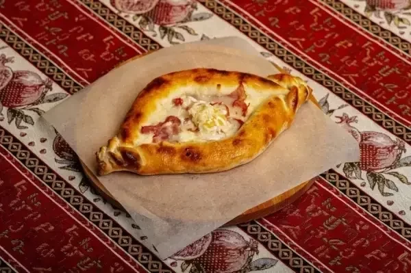 Хачапури по-аджарски с беконом