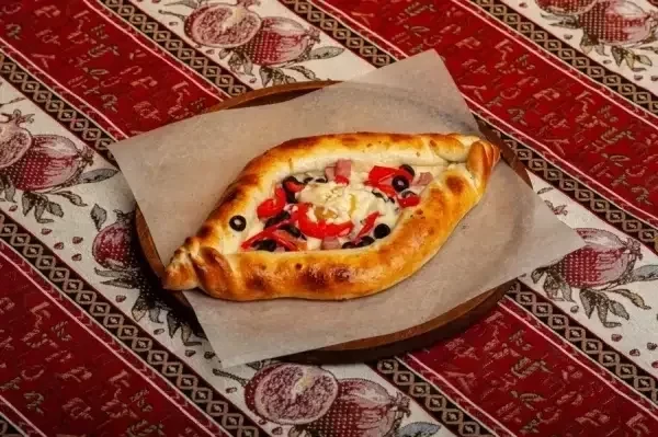 Хачапури по-аджарски с ветчиной