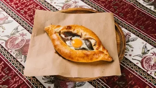 Хачапури по-аджарски с бастурмой