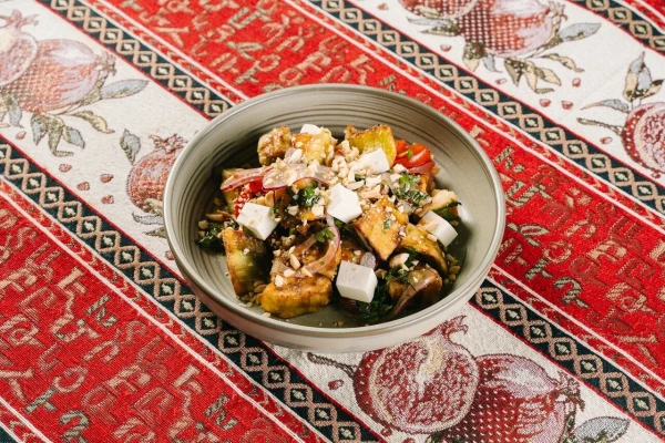 Салат с хрустящими баклажанами