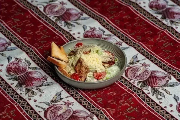 Салат Цезарь с курицей