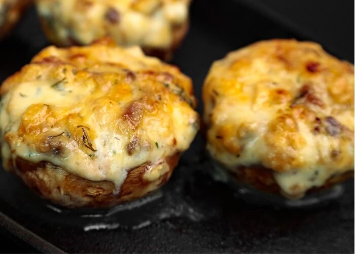 Шампиньоны запеченные с курицей