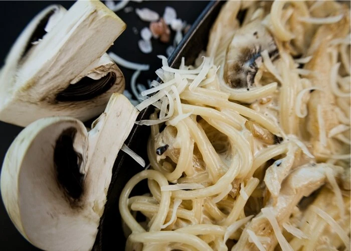 Паста с курицей и шампиньонами