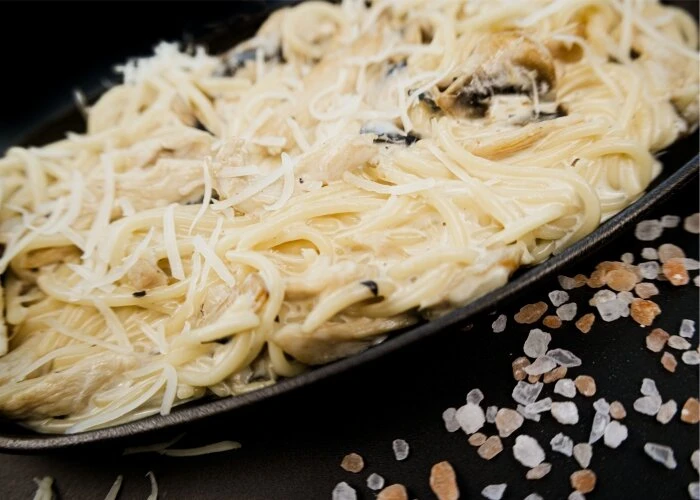 Паста с курицей и шампиньонами