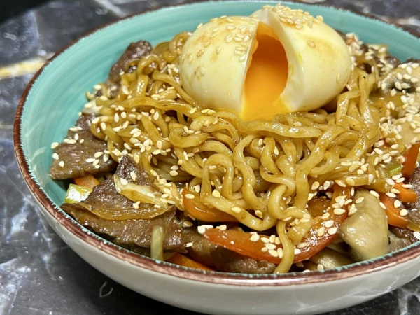 Лапша острая с яйцом и говядиной