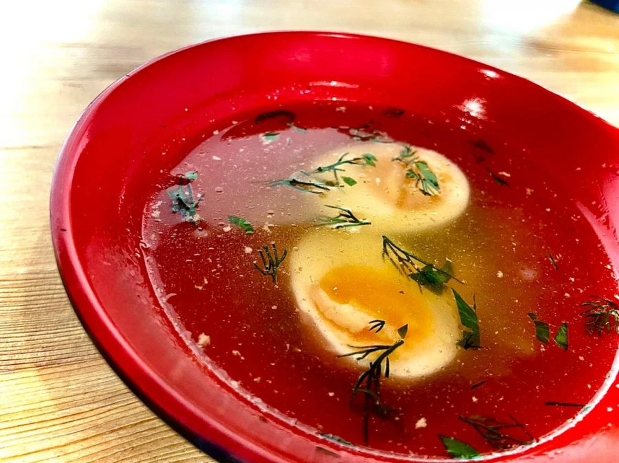 Куриный бульон с яйцом