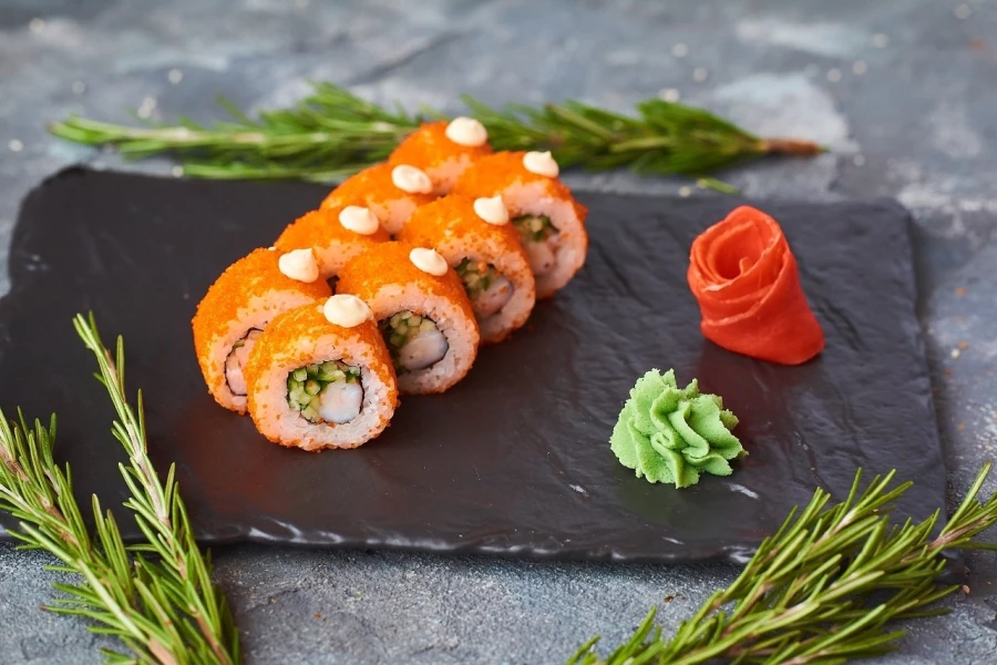 Ролл Калифорния в масаго с креветкой