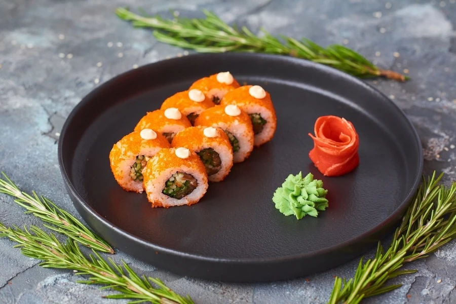 Ролл Калифорния в масаго с лососем