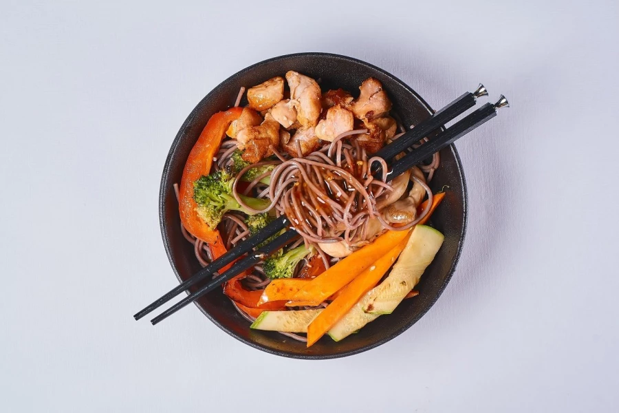 Соба со свининой в соусе свит-чили