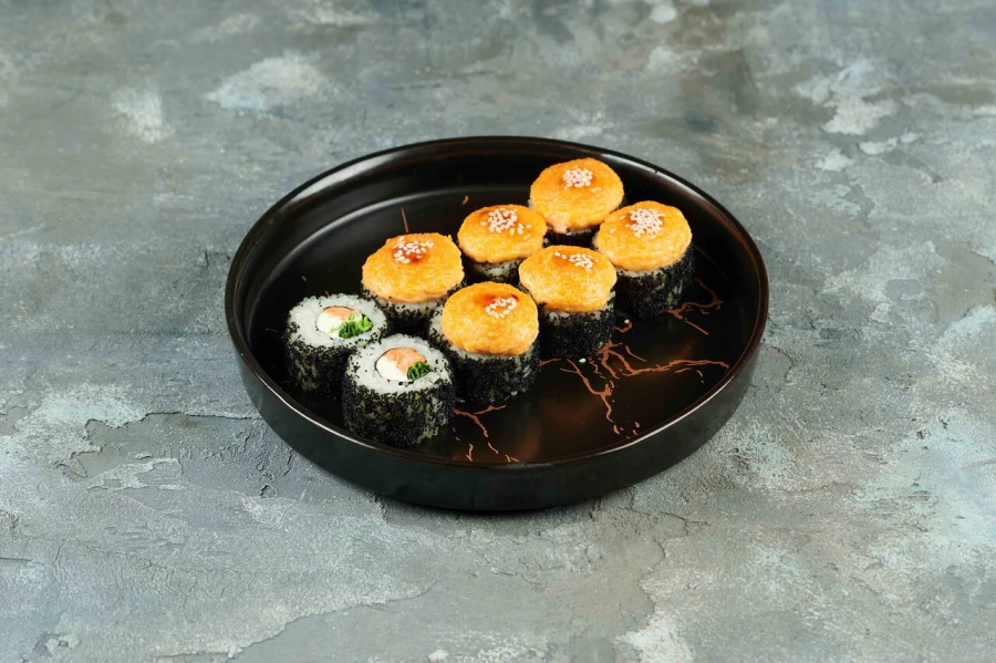 Запеченный ролл с лососем в соусе терияки