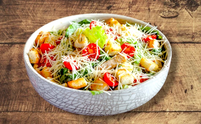Салат Цезарь с курицей