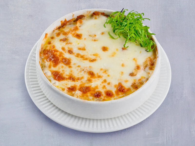 Запеченное картофельное пюре с говяжьим фаршем и овощами под сыром Моцарелла