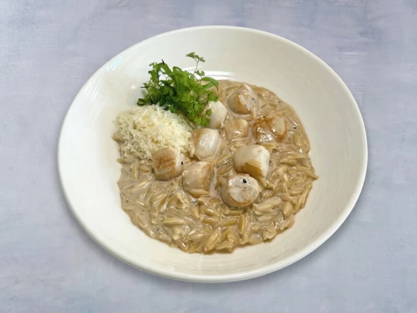 Паста Орзо с морскими гребешками в сливочно-перечном соусе