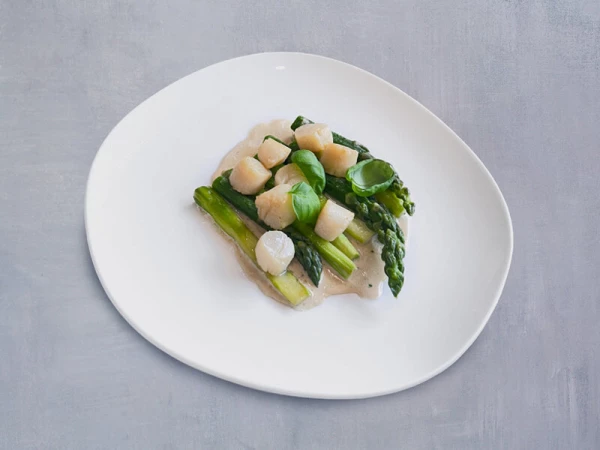 Морские гребешки со спаржей и базиликом в сливочном соусе