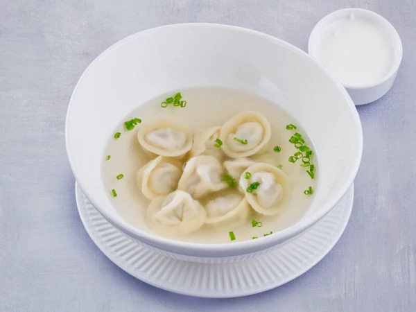 Пельмени домашние в бульоне со сметаной