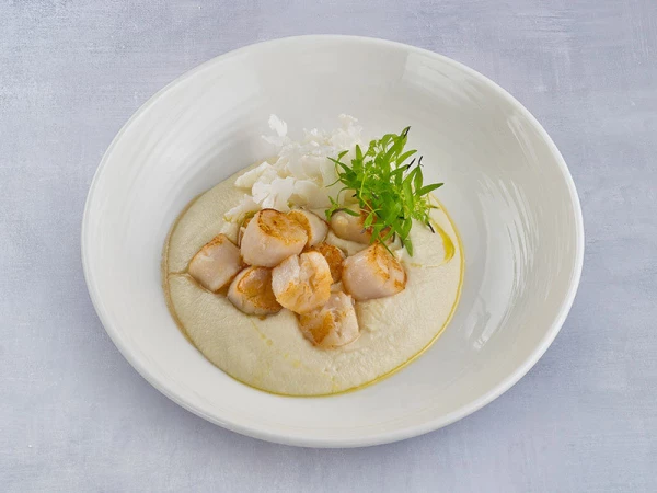 Морские гребешки с пюре из цветной капусты