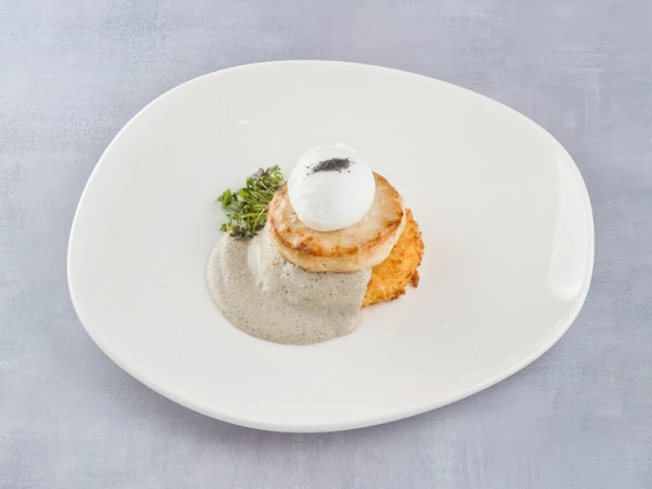 Куриная котлета с картофельным хашбрауном, яйцом пашот и грибным соусом