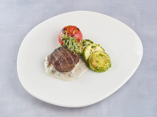 Говяжья вырезка с овощами на гриле и грибным соусом