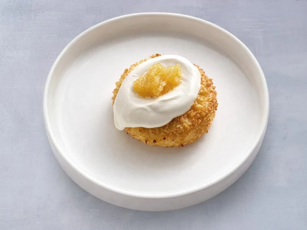 Картофельный хашбраун с щучьей икрой и сметаной