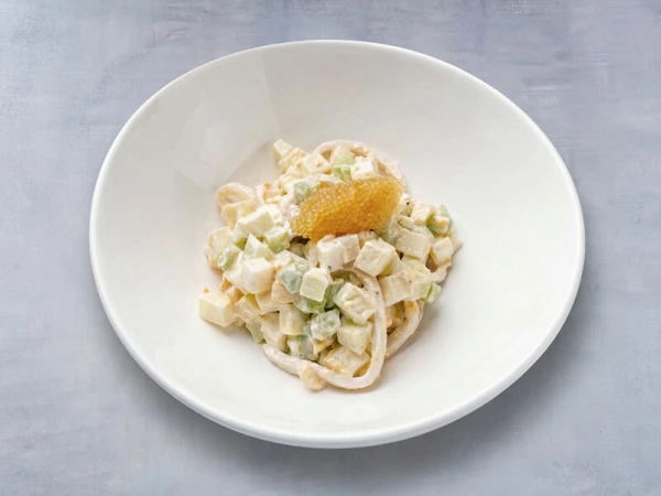 Салат с кальмарами, сельдереем, зеленым яблоком и отварным яйцом в соусе айоли с щучьей икрой
