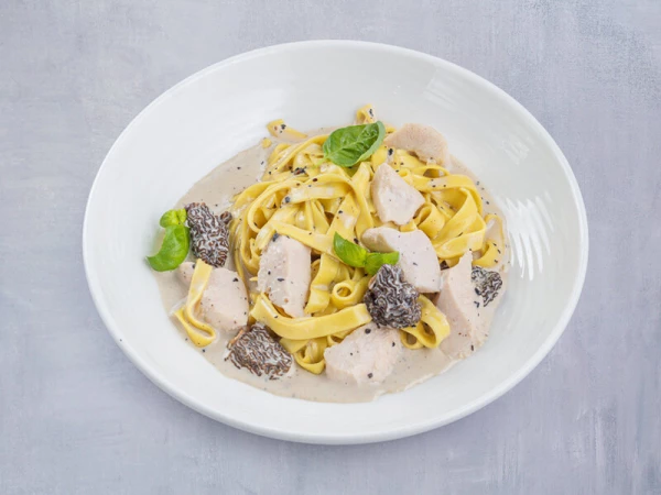 Паста Фетучини с куриным филе и сморчками в сливочном соусе