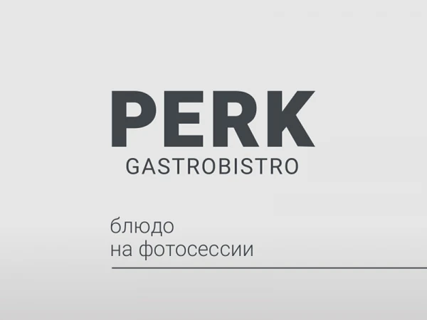 Салат с крабом, бобами эдамаме, яйцом пашот, вялеными томатами и миксом салата в соево-лимонном соусе