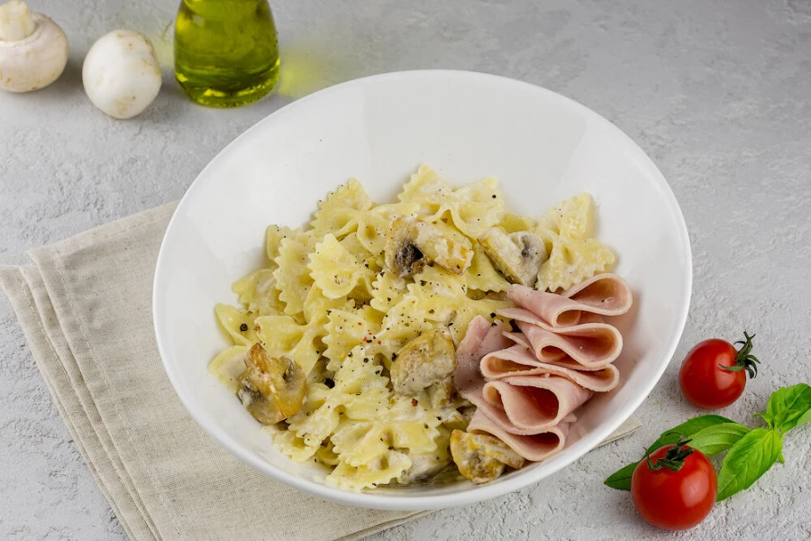 Паста с ветчиной и грибами