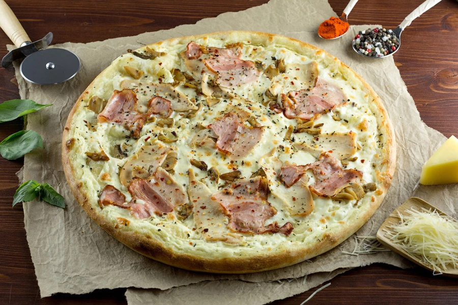 Пицца с курицей,беконом и грибами