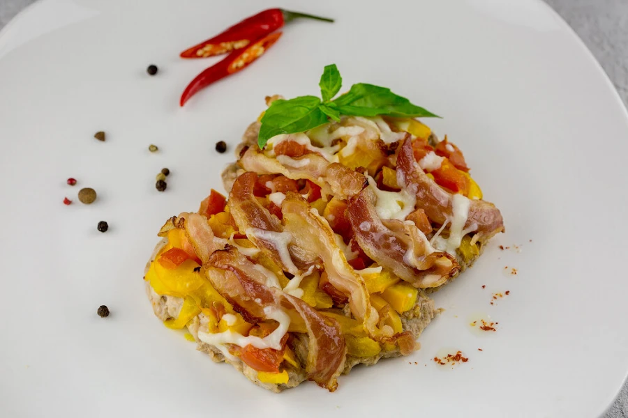 Отбивная из свинины с беконом и грибами