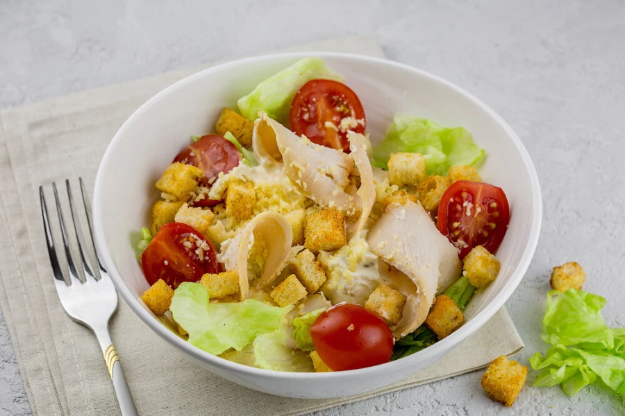 Салат Цезарь с курицей