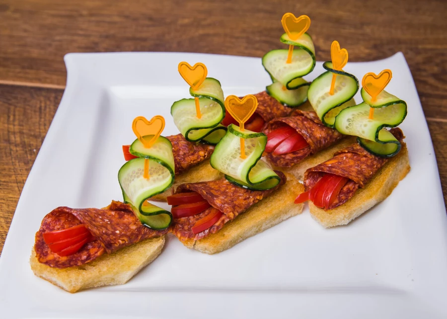 Мини тосты с салями и св.огурцом