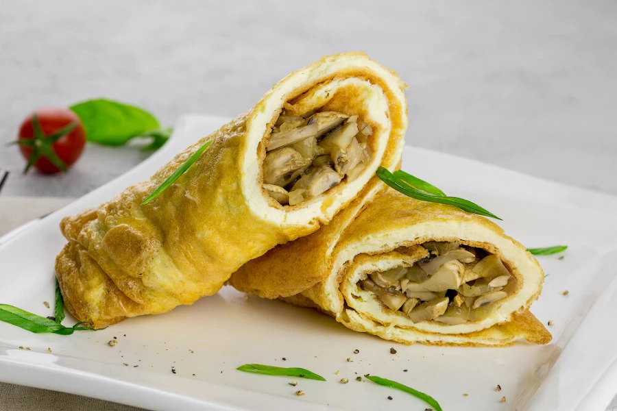 Рулет из омлета с грибами