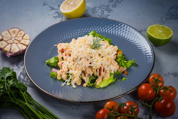 Салат с ветчиной, курицей и шампиньонами