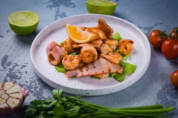 Креветка с кальмаром и осьминогами на гриле