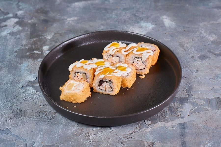 Темпура ролл Цезарь под соусом манго-чили