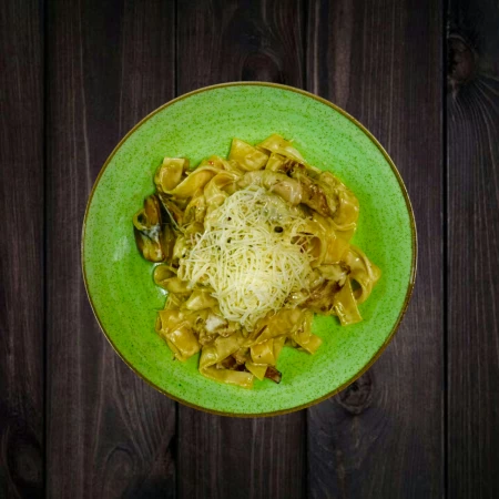 Паста феттучини с курицей и грибами