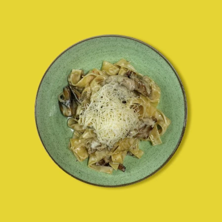 Паста феттучини с курицей и грибами