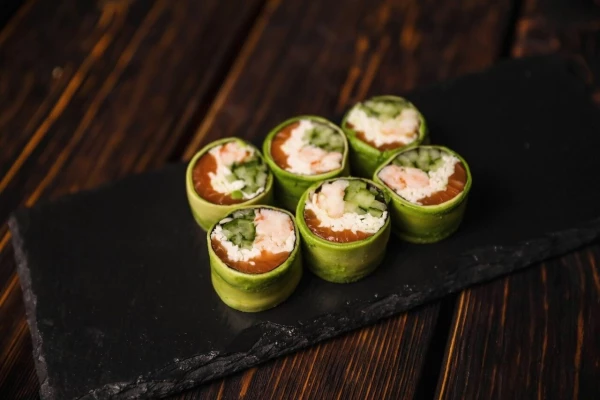 Ролл Сашими из авокадо с морепродуктами 