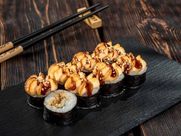 Ролл маки запеченный  с угрем 