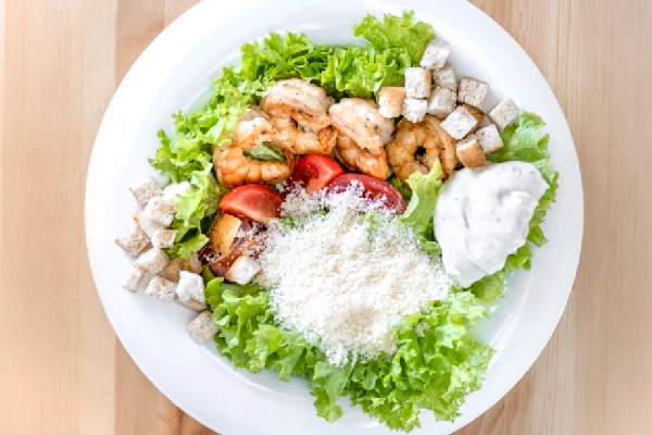 Салат Цезарь с креветками и сухариками