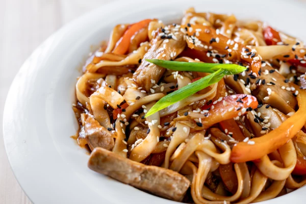 Лапша со свининой в соусе Тонкацу