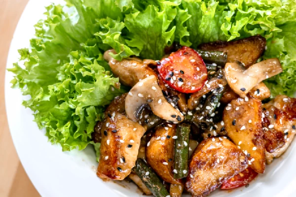 Салат с куриным филе и шампиньонами