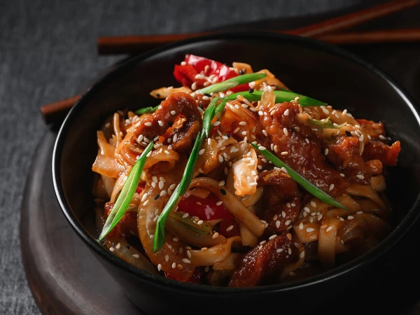 Лапша со свининой в соусе тонкацу