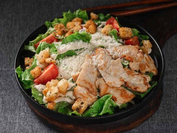 Салат Цезарь с куриным филе