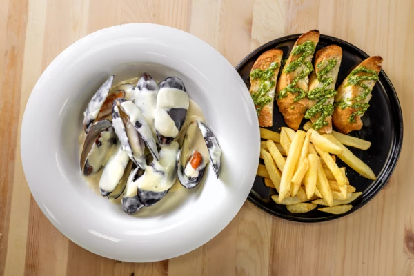 Мидии в сливочно-сырном соусе с фри