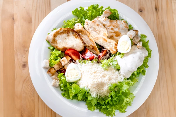 Салат Цезарь с куриным филе