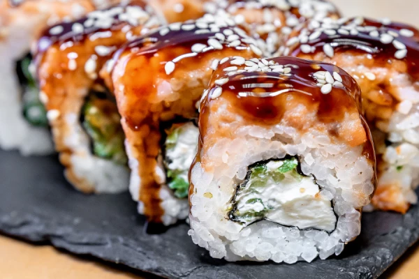 Ролл Сакана Яки