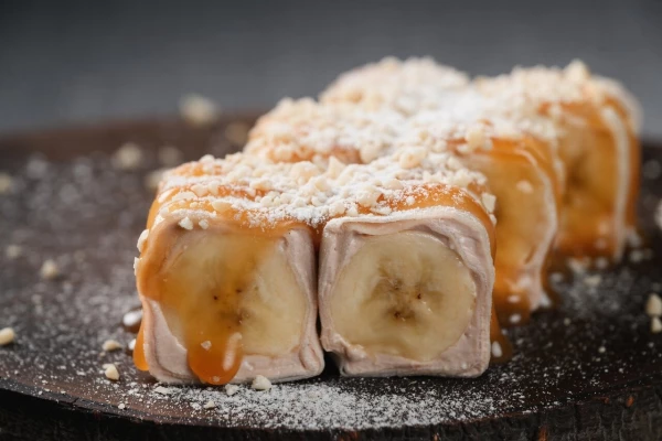 Сладкий ролл с карамелью и арахисом