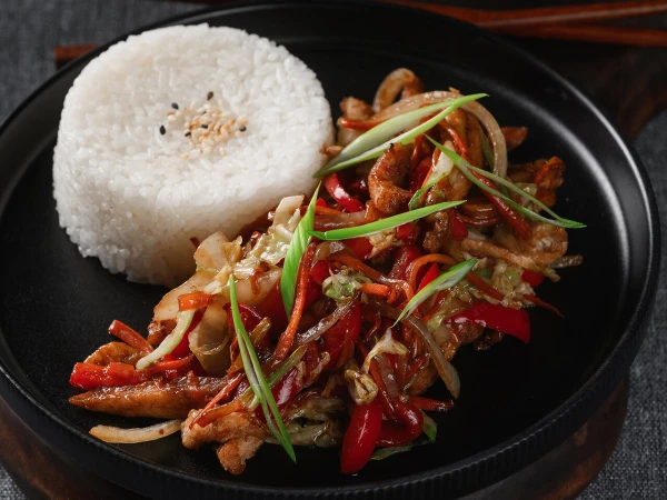 Рис с курицей и овощами с соусом терияки